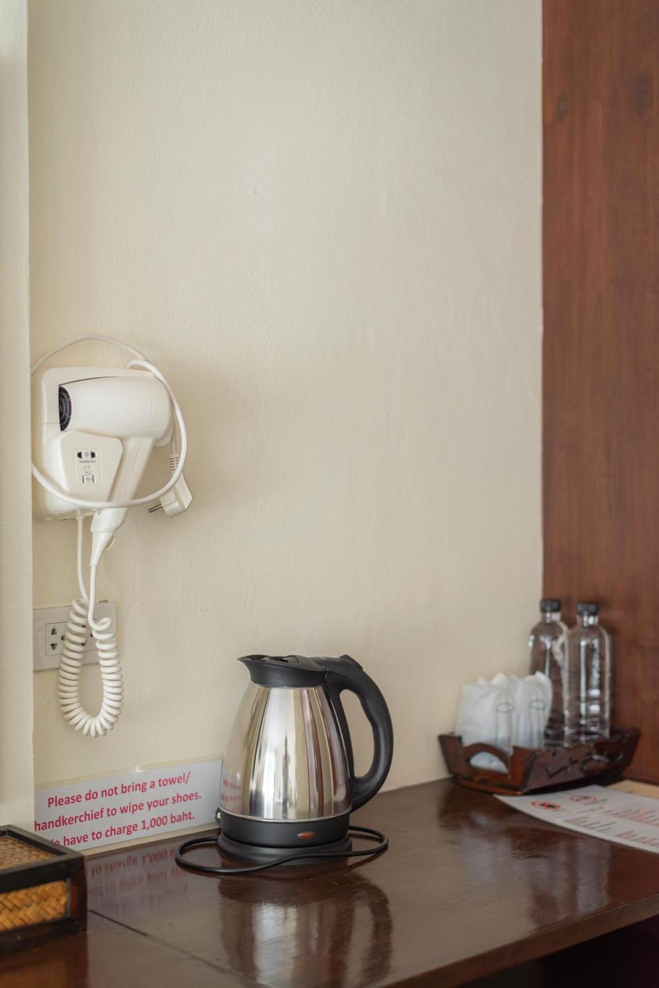 Manee Cool Mueang Hotel Chiang Mai Exterior foto